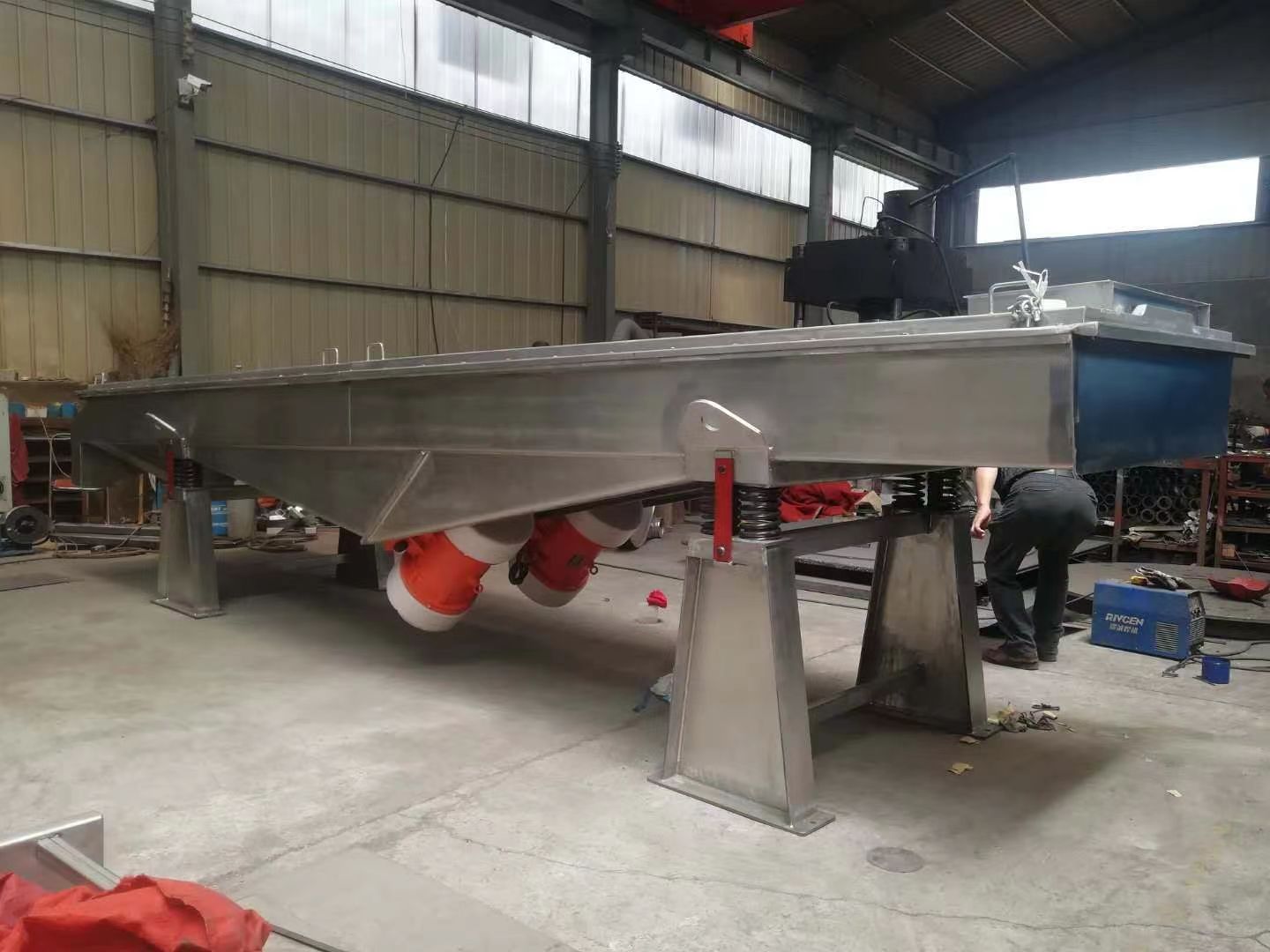 直線(xiàn)振動(dòng)篩振動(dòng)電機的安裝方式